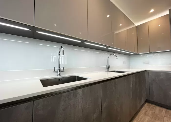 Kính ốp tường trong bộ tủ bếp