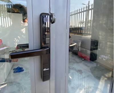 Cửa sắt, cửa nhôm nên dùng loại khóa cửa thông minh nào phù hợp để sử dụng lâu dài?