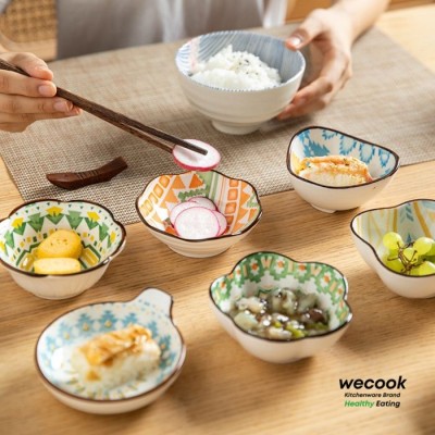 chén đựng nước chấm có hoa văn